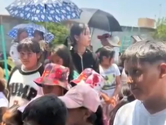 Niños recibiendo regalos en un evento del Día del Niño