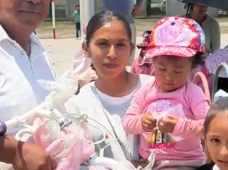 Una madre y su hijo recibiendo un regalo