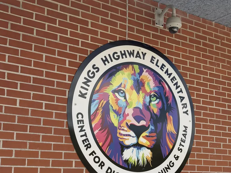 El escudo de la primaria Kings Highway