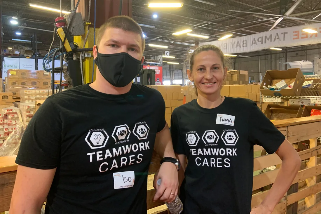 Miembros del equipo de Teamwork Cares haciendo voluntariado