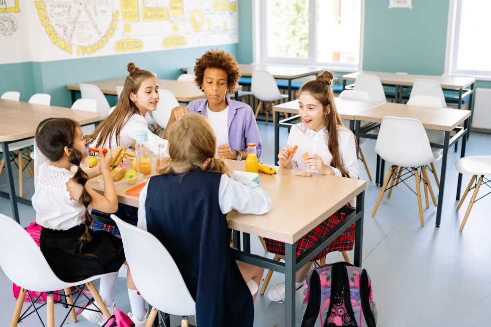 Estudiantes en una sesión de mentoría de LunchPals