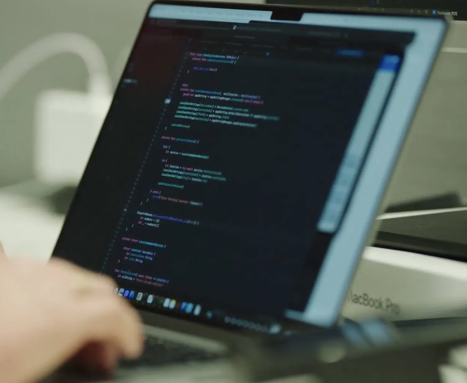 Un desarrollador trabajando con las APIs de la plataforma Teamwork Commerce